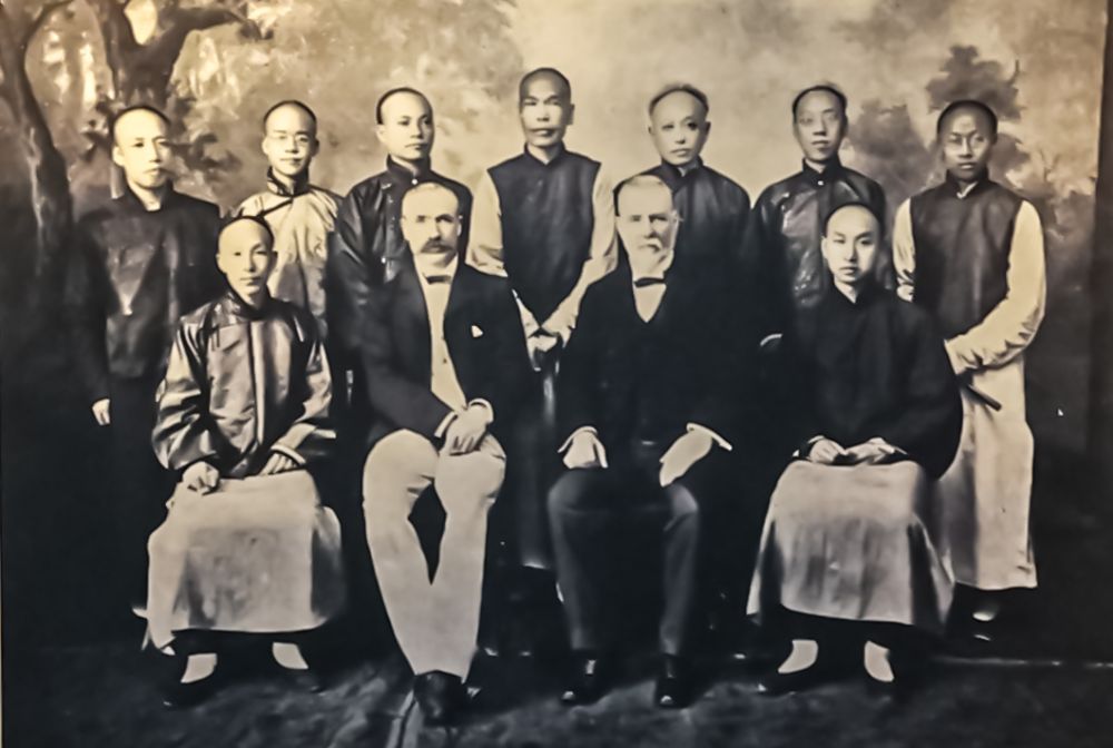 图3 译书院译员合影.jpg