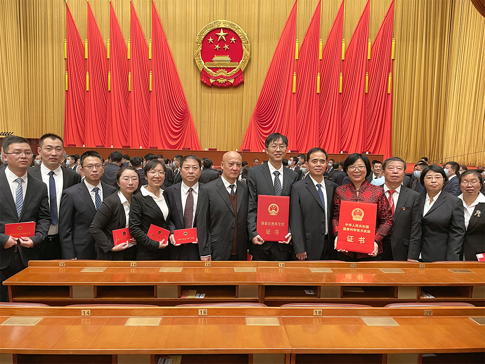 山西大学获奖人员在人民大会堂合影留念.jpg
